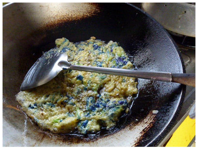 ไข่เจียวดอกอัญชัน ไข่เจียวดอกอัญชัน
